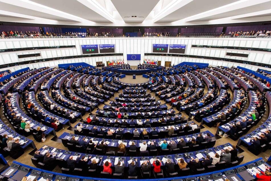 Abgeordnete des Europäischen Parlaments sitzen im Plenarsaal des Europäischen Parlaments. (Archivbild)