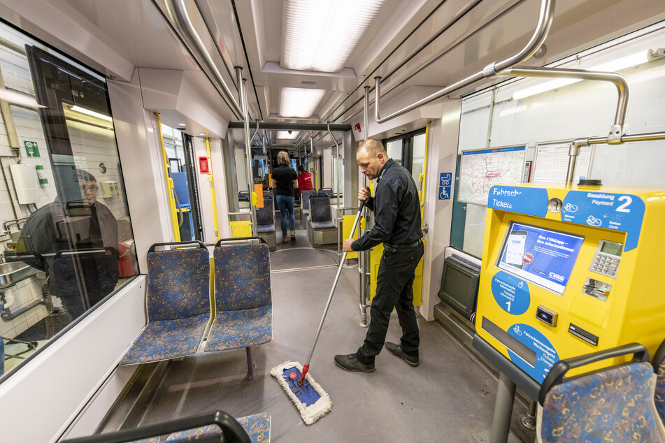 Objektleiter Ralf Röderer (39) von Veolia wischt im Betriebshof Adelsberg den Boden einer Vario-Bahn.