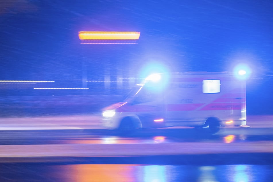 Der 18-Jährige kam mit einem Krankenwagen in eine Klinik. (Symbolbild)