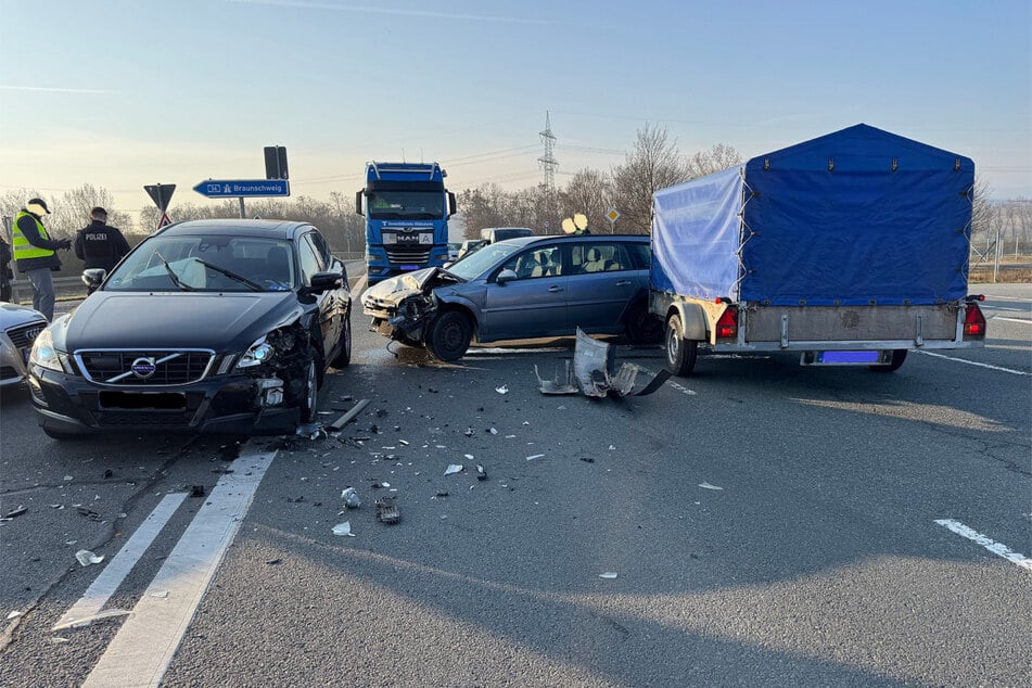Beide Autos mussten nach dem Unfall abgeschleppt werden.