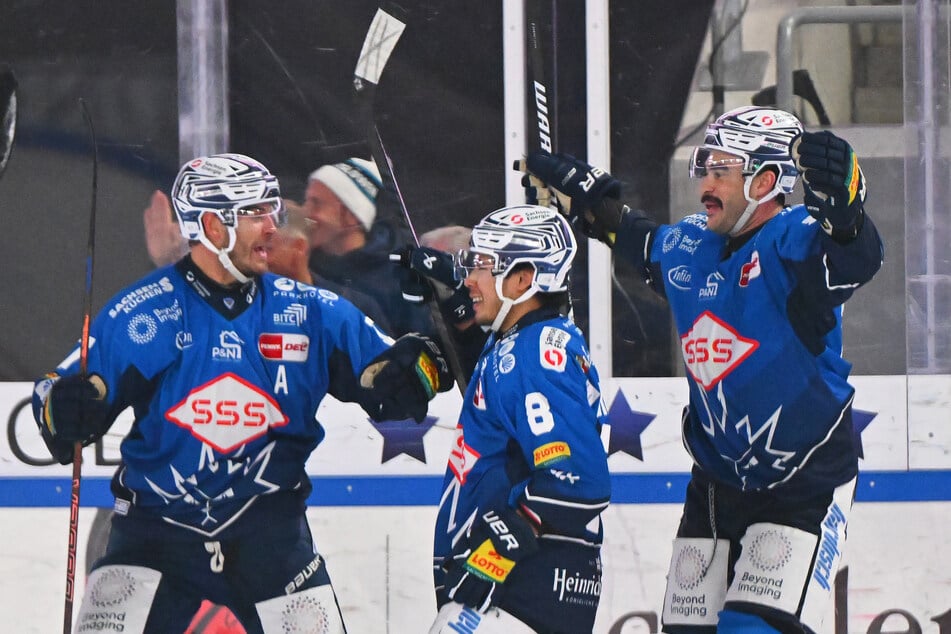 Die pure Erleichterung nach dem Treffer zum 4:3-Sieg war Austin Ortega (M.), Lance Bouma (l.) und Trevor Parkes ins Gesicht geschrieben.