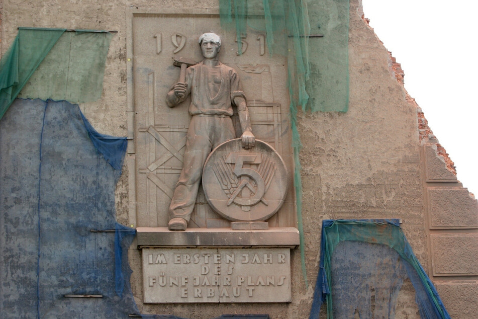 Beim Abriss des Kühlhauses ging das Relief zu Bruch.