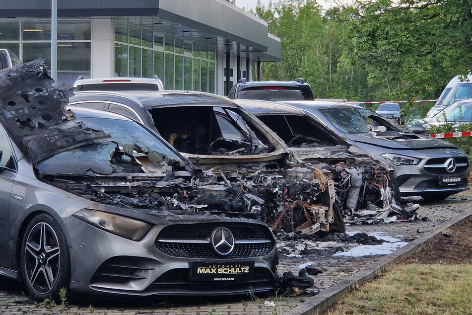 Ausgebrannt: Diese Autos sind nur noch Schrott. Insgesamt wurden acht Fahrzeuge ein Raub der Flammen.