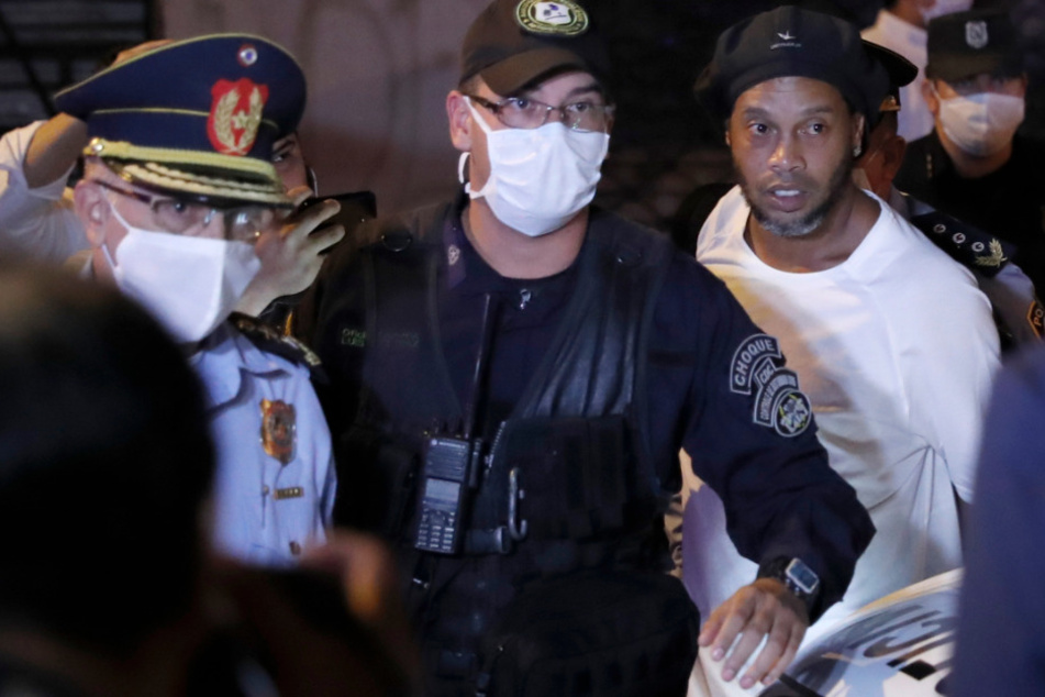 Überraschend ist Ronaldinho aus der Haft in Paraguay in den Hausarrest entlassen worden.