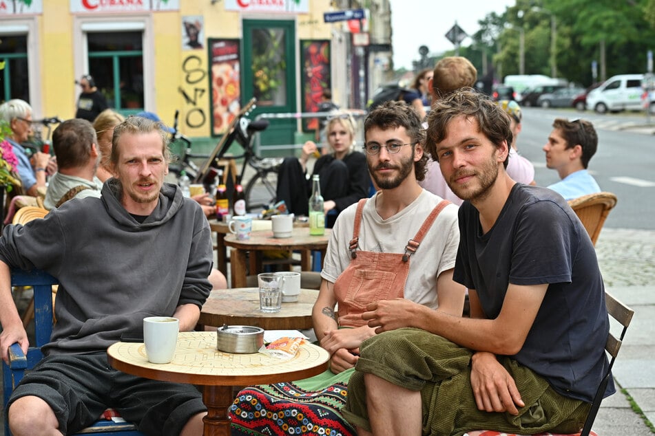 Tommi Przybysz (40), Lorenz Klewe (24) und Pepe Kirchhoff (30, v.l.) hoffen, dass die Gründung eines Vereins die Zukunft ihres Kulturcafés sichern kann.