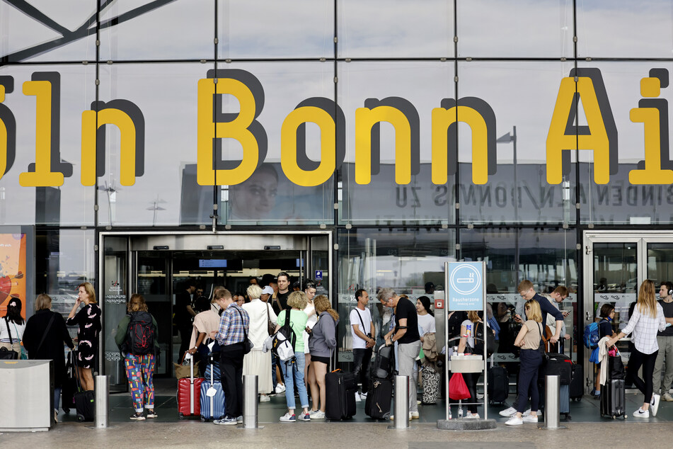 Am Flughafen Köln/Bonn drohen wieder lange Warteschlangen in den Herbstferien.