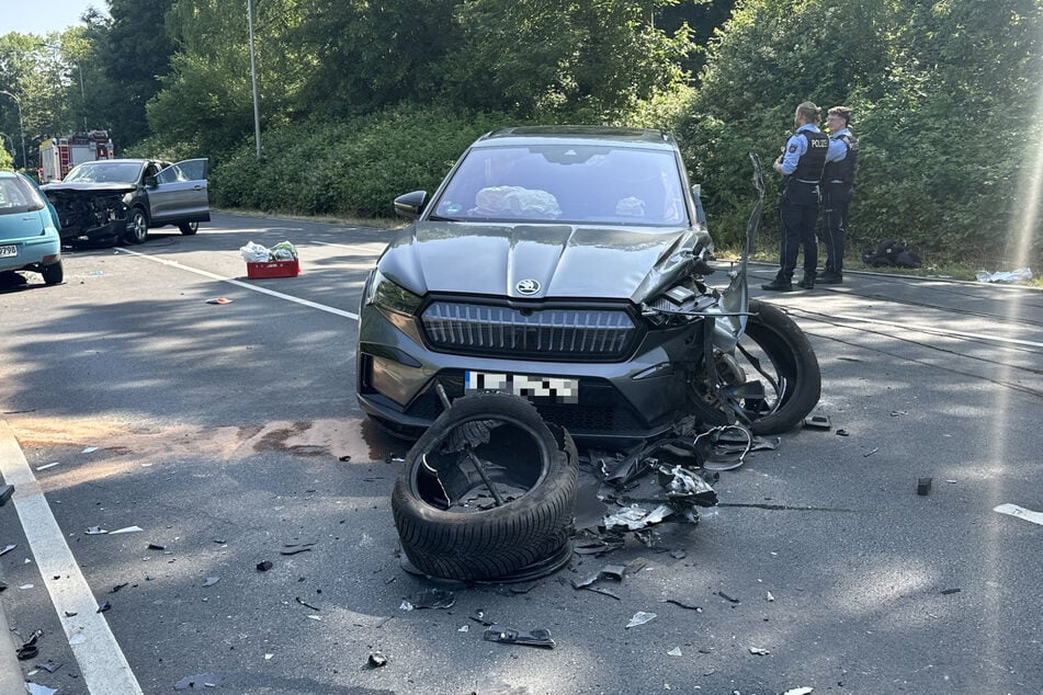 Insgesamt wurden bei dem Unfall sechs Menschen verletzt, vier davon schwer.
