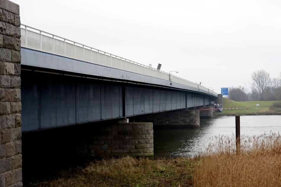 Die Autobahnbrücke über die Süderelbe ist marode. (Archivbild)