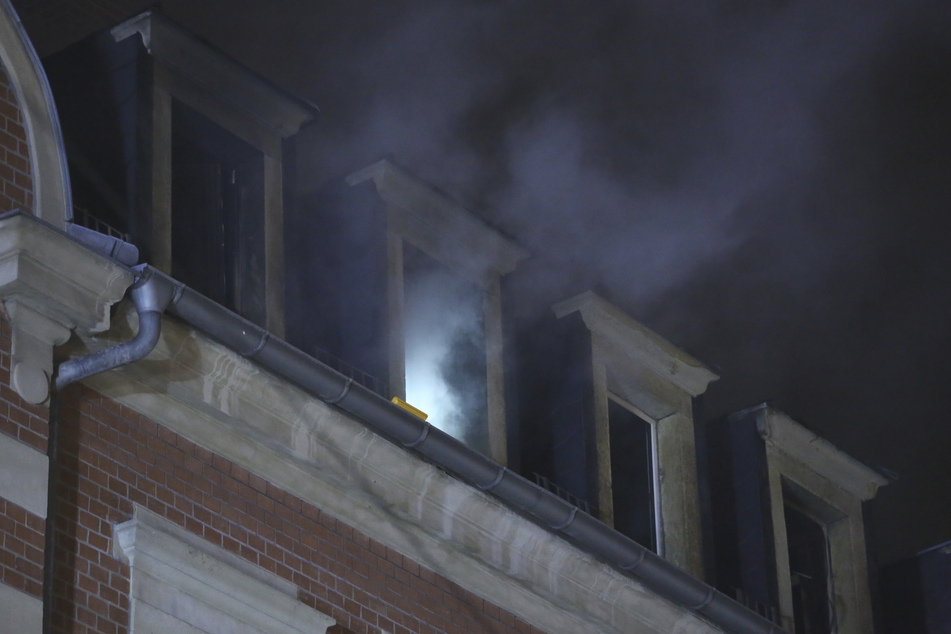 Der Brand ereignete sich im Dachgeschoss eines Mehrfamilienhauses.
