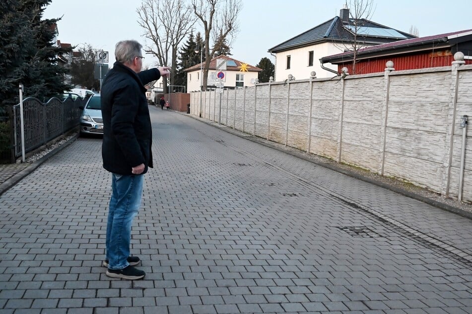 Der Beuchaer Anwohner Thomas Vetter (67) zeigt in der Straße "Viehweide" symbolisch, wie weitläufig besagte Detonation am Abend des 11. Januar im Ort wahrnehmbar war.