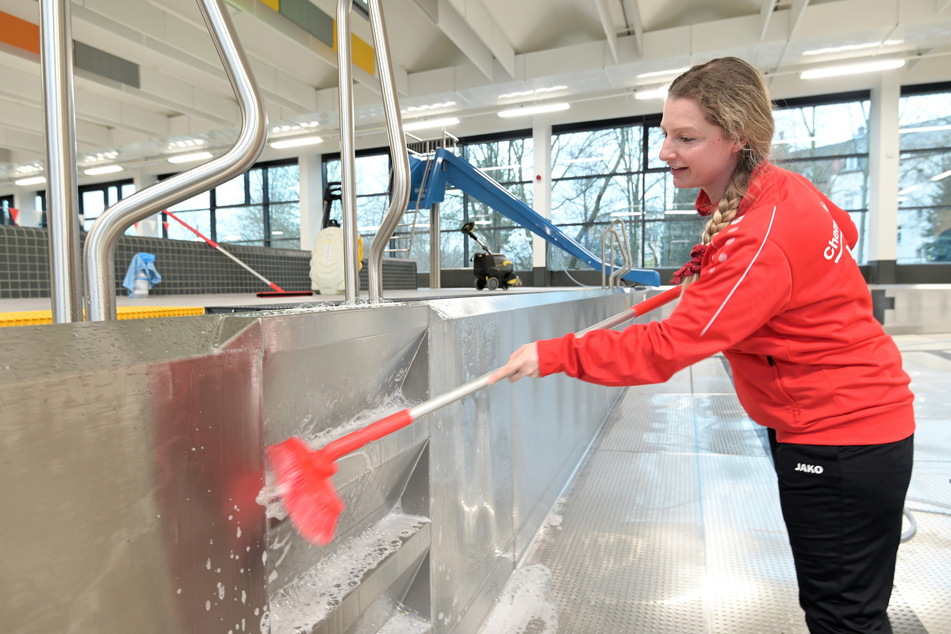 Sauber gemacht werden muss ja trotzdem: Schwimmmeisterin Anja Reißmann (38) beim Becken-Reinigen in der Gablenzer Halle.