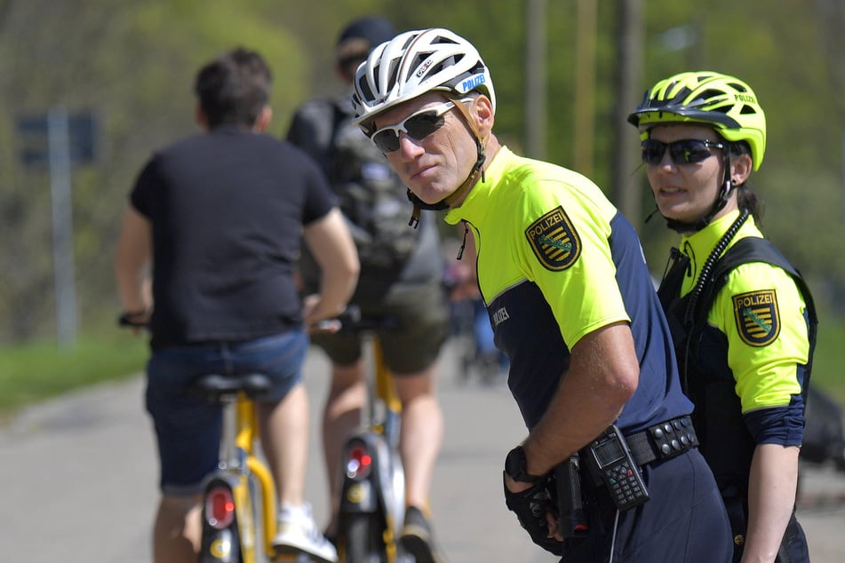 Die Polizeibeamten Eva Walter und Thomas Kiraly von der Dresdner Polizei kontrollieren den Elberadweg in Höhe des Ausfluglokals Fährgarten Johannstadt.