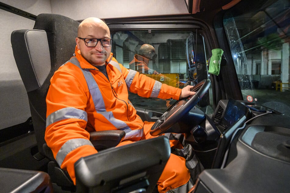 ASR-Mitarbeiter Robert Wicklein (40) im Führerhaus des Räumungsfahrzeugs.