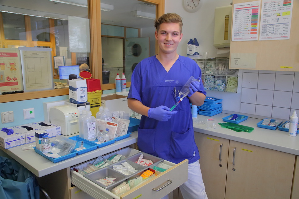 Auch Pflegefachmann Florian von Rechenberg (20) lernte an der Uniklinik. Im August machte er seine Prüfung und wurde übernommen.