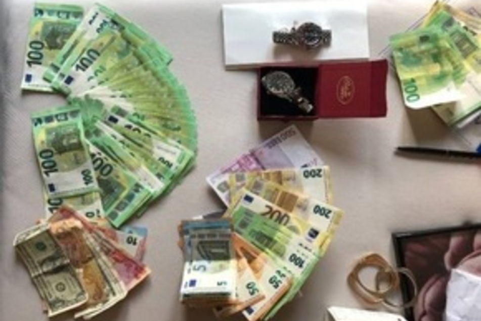 Neben zwei Eigentumswohnungen und einem Grundstück wurden im Zuge der Razzia auch noch elf Konten sowie 266.000 Euro Bargeld beschlagnahmt.