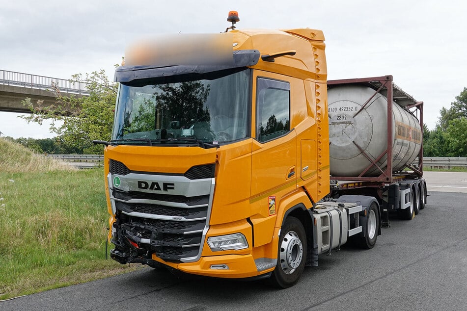Der Lkw-Fahrer rammte den VW auf dem Standstreifen aus bislang ungeklärter Ursache.