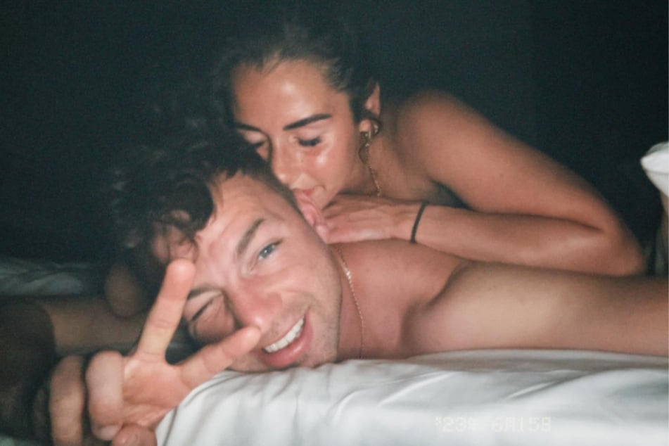 Sarah und Julian Engels (beide 30) schmusen zusammen im Bett - sind sie dabei etwa nackt?