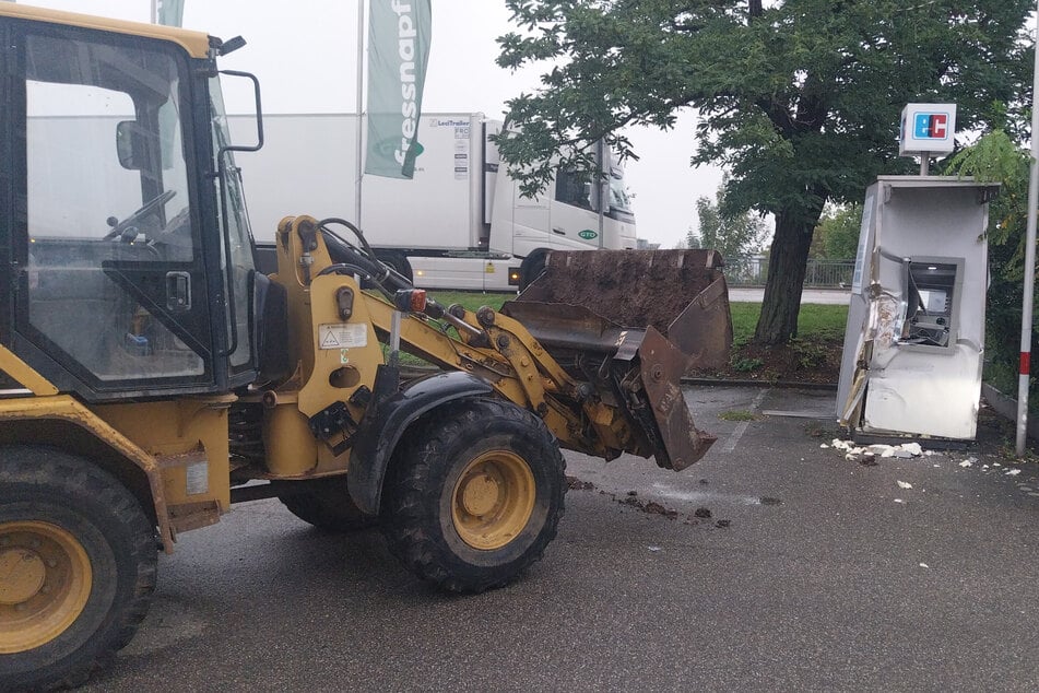 Mit dem geklauten Bagger versuchten die flüchtigen Täter einen Geldautomaten gewaltsam zu öffnen.