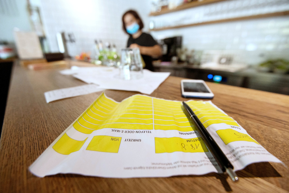 In Restaurants müssen Gäste wegen Corona Besuchslisten ausfüllen.