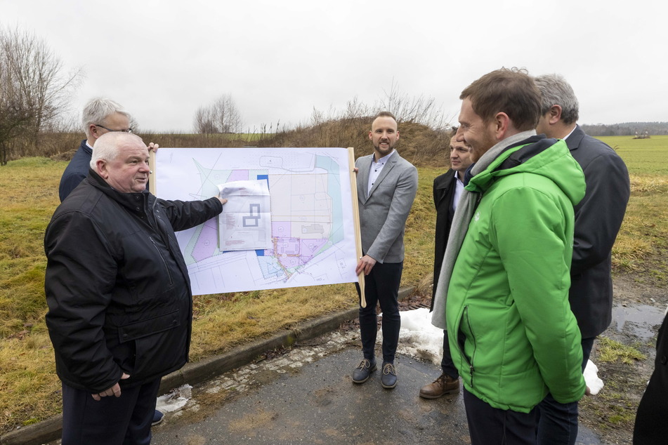 Im Gewerbegebiet Bischofswerda Nord II zeigte Staatsbaudirektor Volker Kylau (l.) Sachsens Ministerpräsidenten Michael Kretschmer (48, CDU) schon 2022 den Lageplan für den LUA-Neubau.