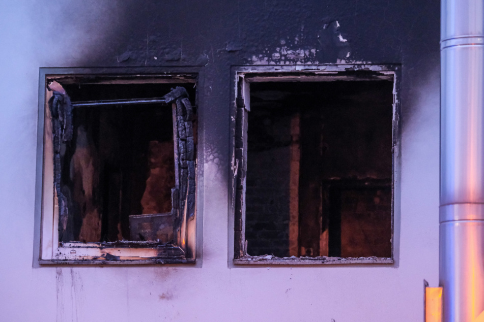 Durch die Druckwelle der Explosion wurde ein Fenster aus der Verankerung gerissen und auf die gegenüberliegende Straßenseite geschleudert.
