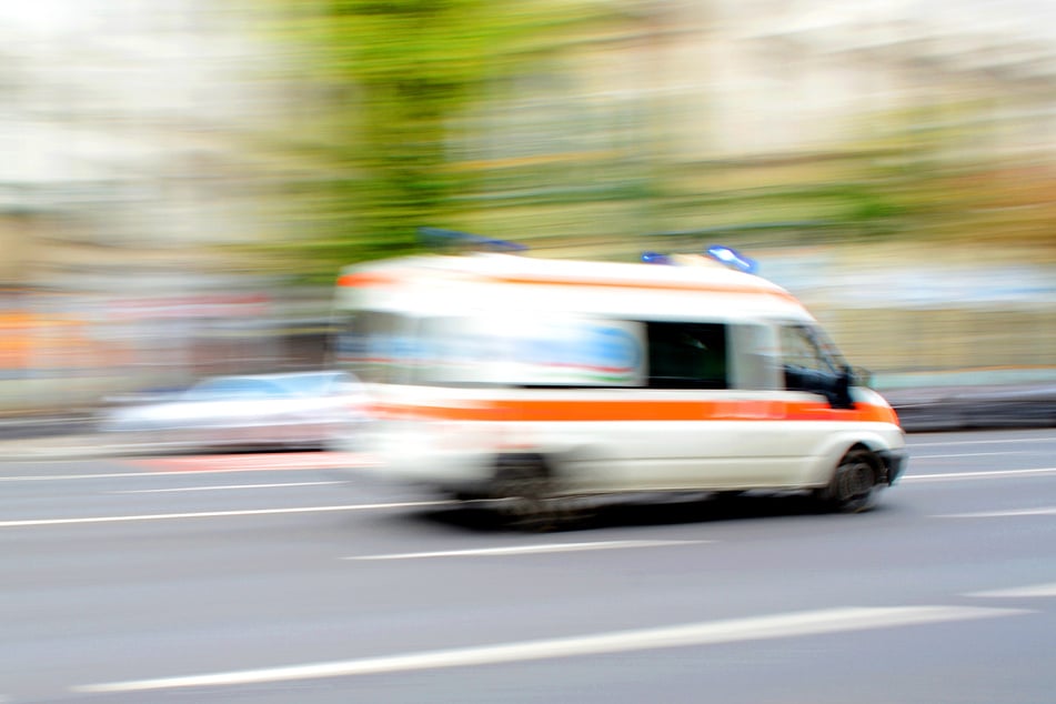 Zwei Autofahrerinnen und ein Motorradfahrer mussten mit Verletzungen in Krankenhäuser gebracht werden. (Symbolbild)