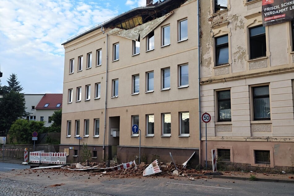 Dach von Brandruine in Sachsen eingestürzt: Bundesstraße wochenlang gesperrt