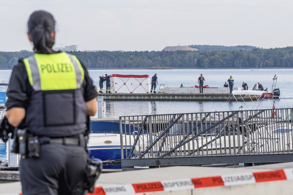 Boot treibt führerlos im Hafen: Taucher machen im Senftenberger See traurigen Fund