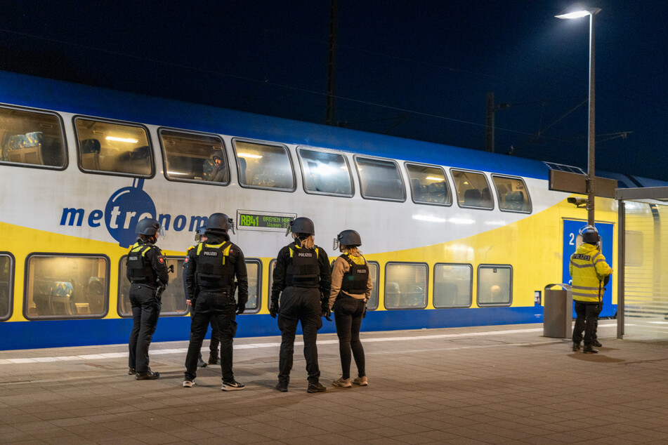 Auch am Bahnhof im nahegelegenen Rotenburg (Wümme) waren Kräfte der Polizei im Einsatz.