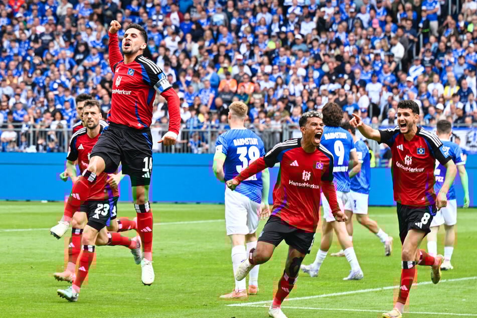 Zwei von drei Hamburger Torschützen: Ludovit Reis (3.v.l.) und rechts neben ihm sein Teamkollege Ransford-Yeboah Königsdörffer trafen für die Rothosen.