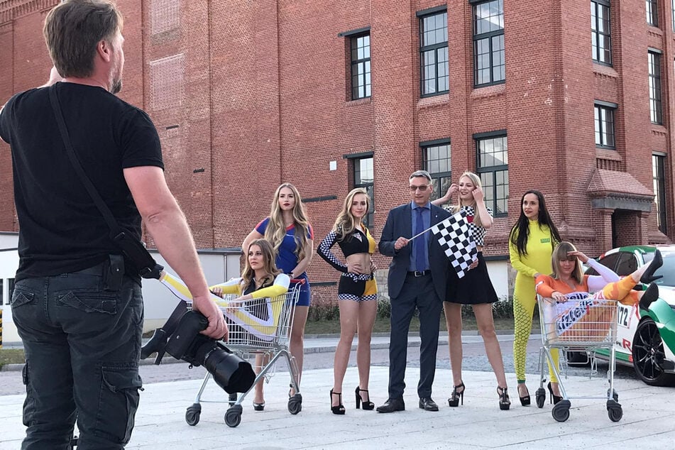 An der Alten Baumwolle in Flöha bereiten sich die Grid-Girls auf das Einkaufswagen-Rennen vor. Wann es im Motorsport weiter geht, steht noch in den Sternen.