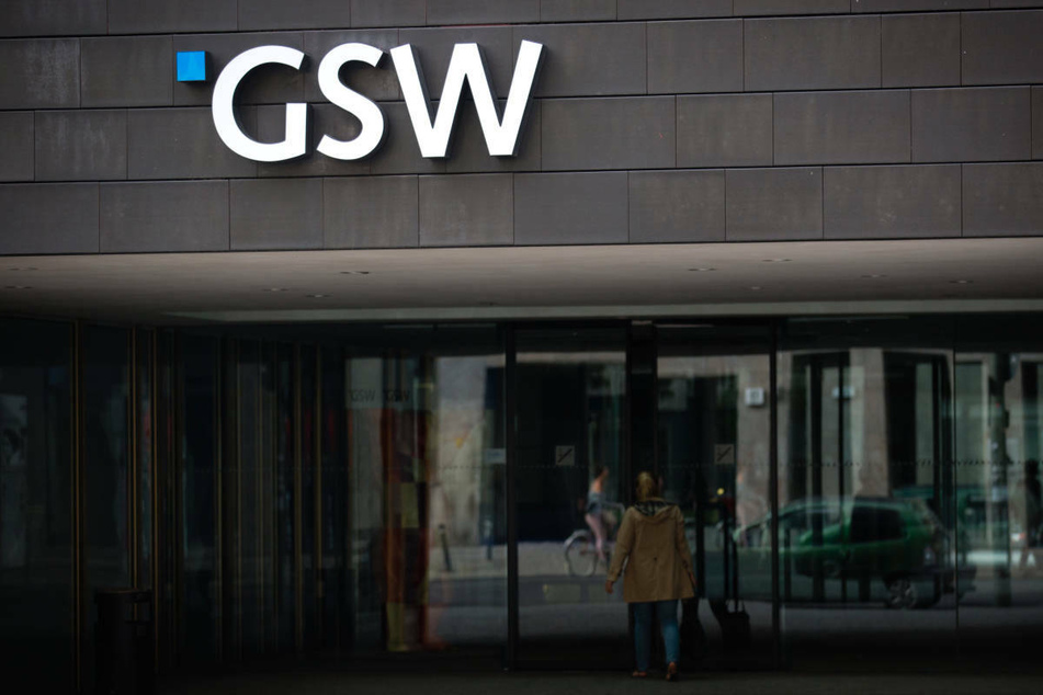 Der Eingang zum GSW-Gebäude in Berlin-Mitte, aufgenommen im August 2013. Das landeseigene Immobilienunternehmen wurde im selben Jahr an Deutsche Wohnen verkauft. (Archivfoto)