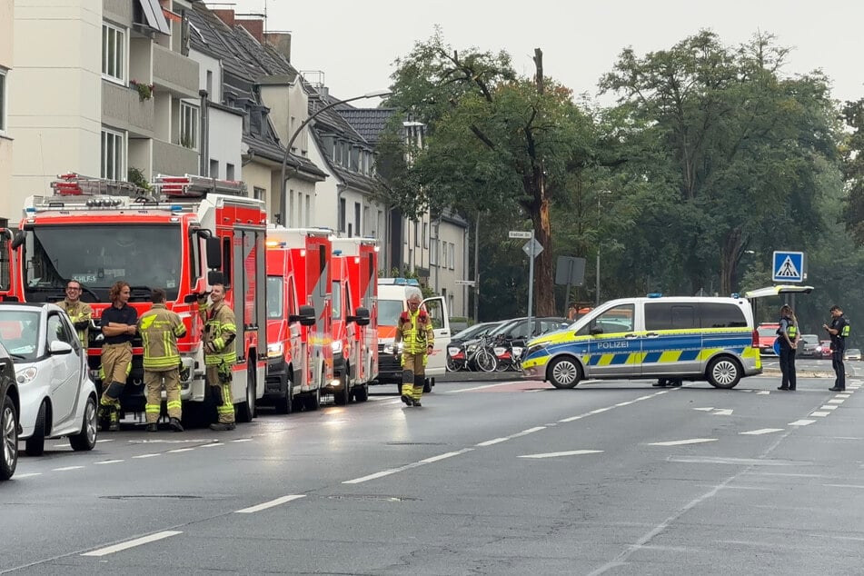 Polizei und Feuerwehr sind mit starken Kräften vor Ort.