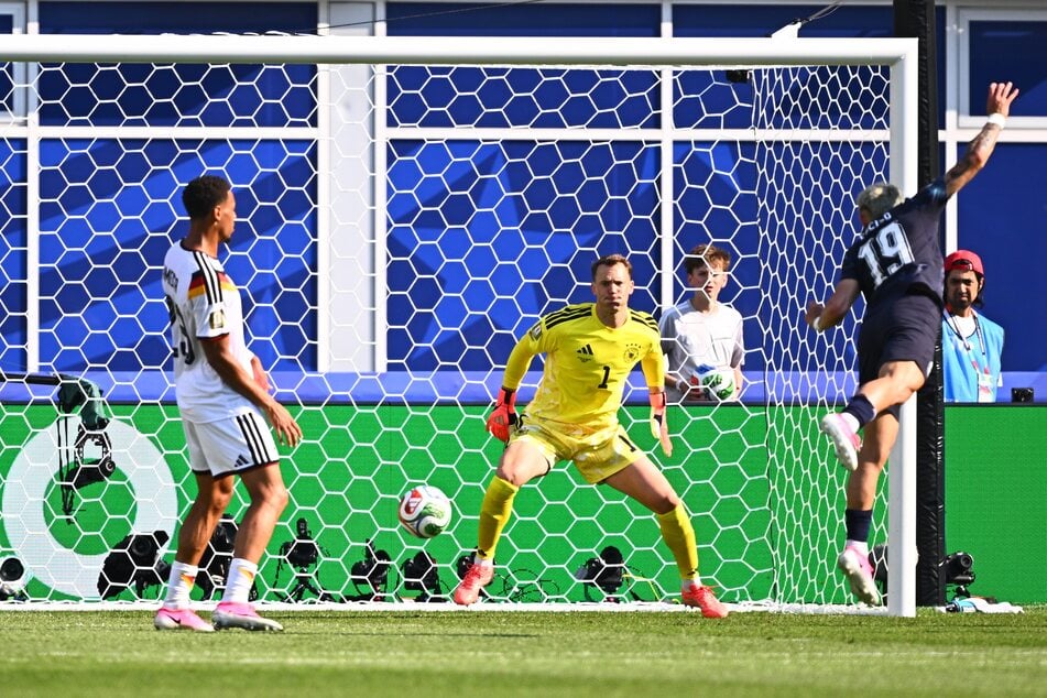 Auch diesmal konnte DFB-Keeper Manuel Neuer (40, Mitte) wieder nur hinterherschauen.