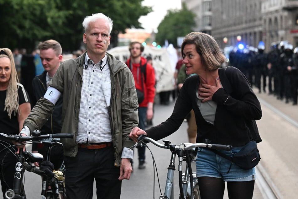 CDU und AfD kritisierten zudem die Stadträte Jürgen Kasek (42, Grüne) und Juliane Nagel (44, Die Linke), hier bei einer Demo am 5. Juni, für ihre Beteiligung an den Protesten. Die Linken-Politikerin erklärte dazu, dass sie sich nicht diskreditieren lasse.