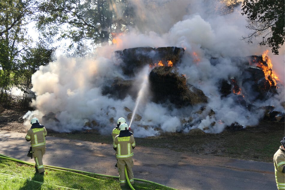 Großeinsatz der Feuerwehr: Mehrere Strohballen brennen im Landkreis Leipzig