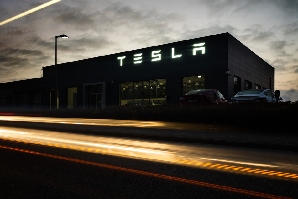 Autos fahren an einem Autohaus des Elektroauto-Herstellers Tesla in Hannover vorbei.