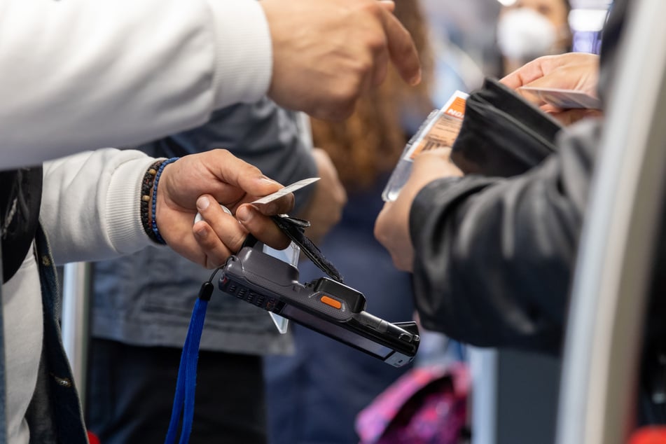 Der Fahrscheinkontrolleur hat durch die Attacke schwere Schäden genommen. (Symbolbild)