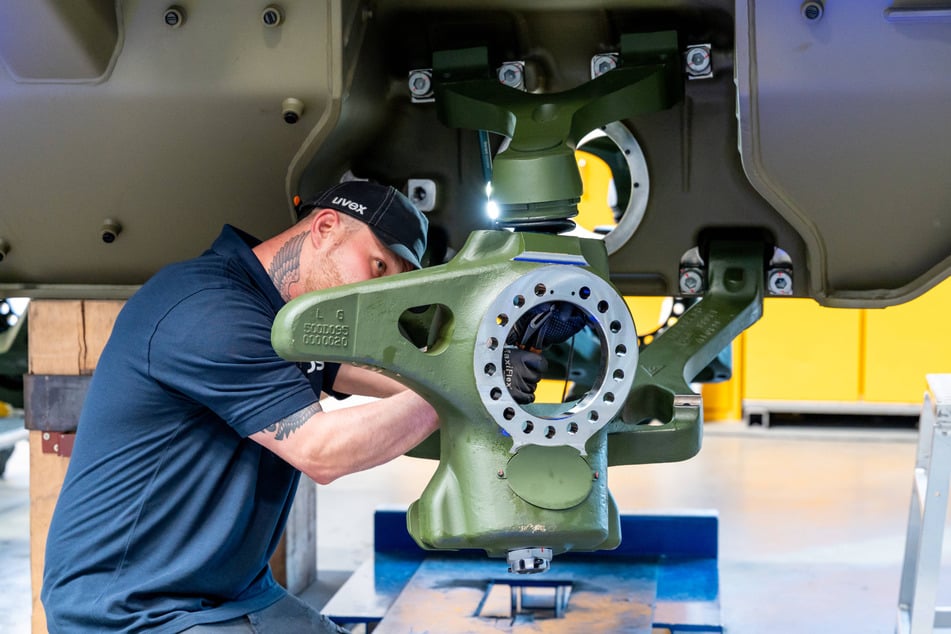 ... auch die sächsische Rüstungsindustrie soll ausgebaut werden: Hier arbeitet ein Techniker an einem Radfahrzeug "Boxer".