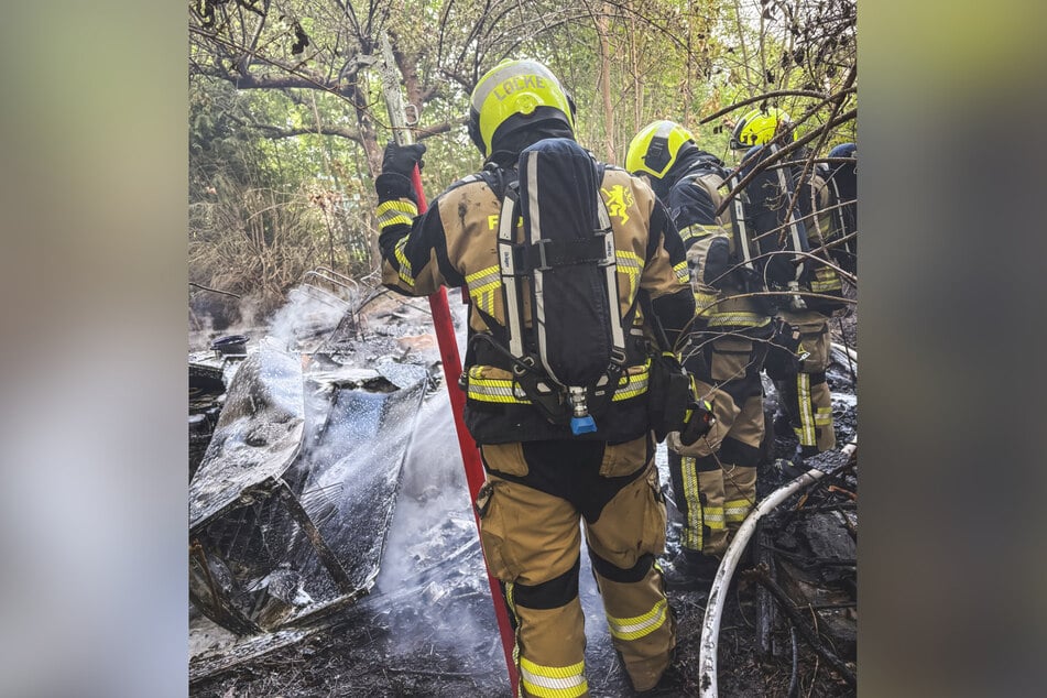 Die Feuerwehr während der Löscharbeiten.