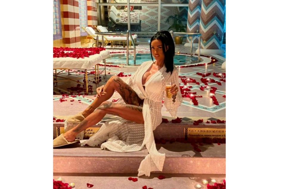 Katie Price (47) posiert nach der Verlobung im Spa-Bereich des Luxushotels in Dubai. Doch genau dort soll auch Andrews' Ex-Verlobte ihren Antrag von ihm bekommen haben.