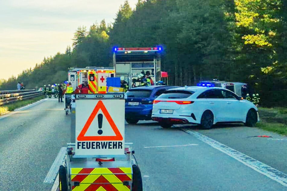 Ein Großaufgebot an Rettungskräften ist im Einsatz. Die Autobahn ist in beide Richtungen gesperrt.