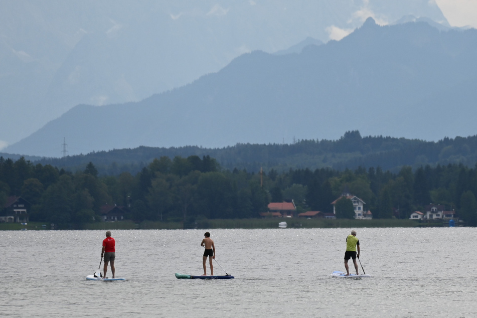 Ein Stand-Up-Paddler entdeckte den leblosen Körper im Starnberger See. (Symbolbild)