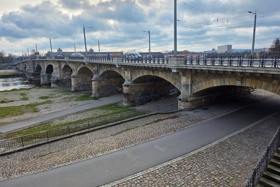 Die Albertbrücke war durch den Einsatz gesperrt. (Archivbild)