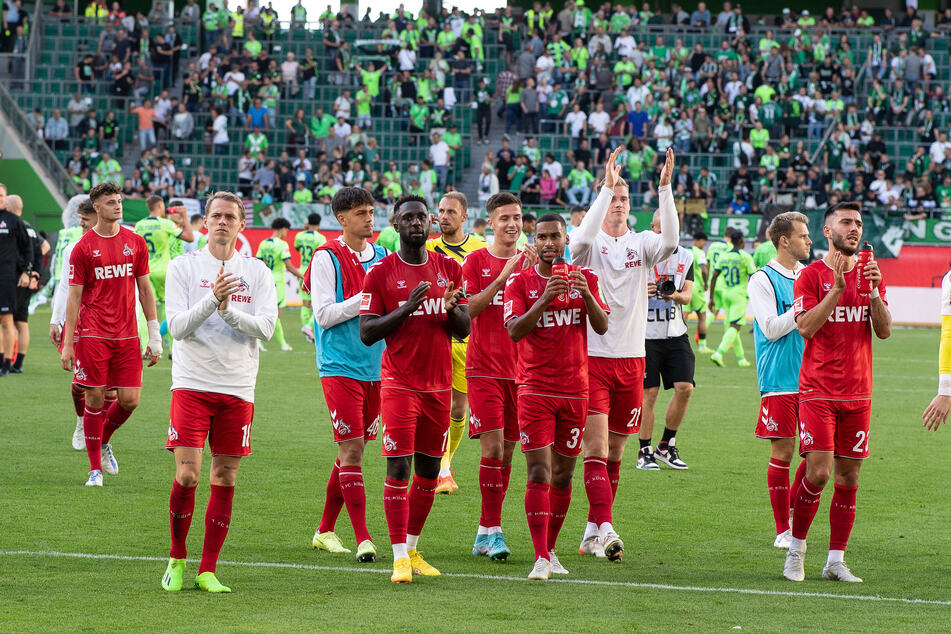 Die Mannschaft bedankt sich nach dem 4:2-Erfolg beim VfL Wolfsburg bei den Fans für die lautstarke Unterstützung.