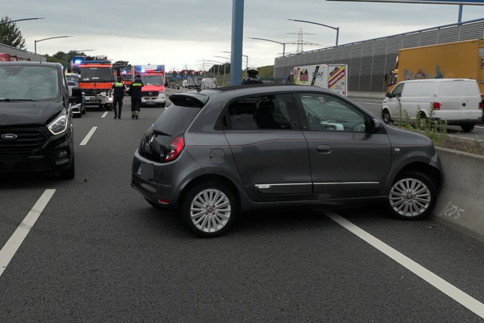 Unfall A7: Drei Fahrzeuge krachen auf A7 gegeneinander: Auto landet in Mittelleitplanke
