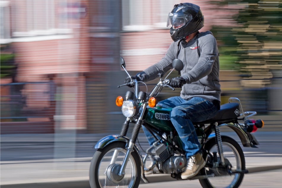 Leipzig: Wilde Verfolgungsjagd durch Leipzig: Moped schneidet Polizeiauto und gefährdet Passanten