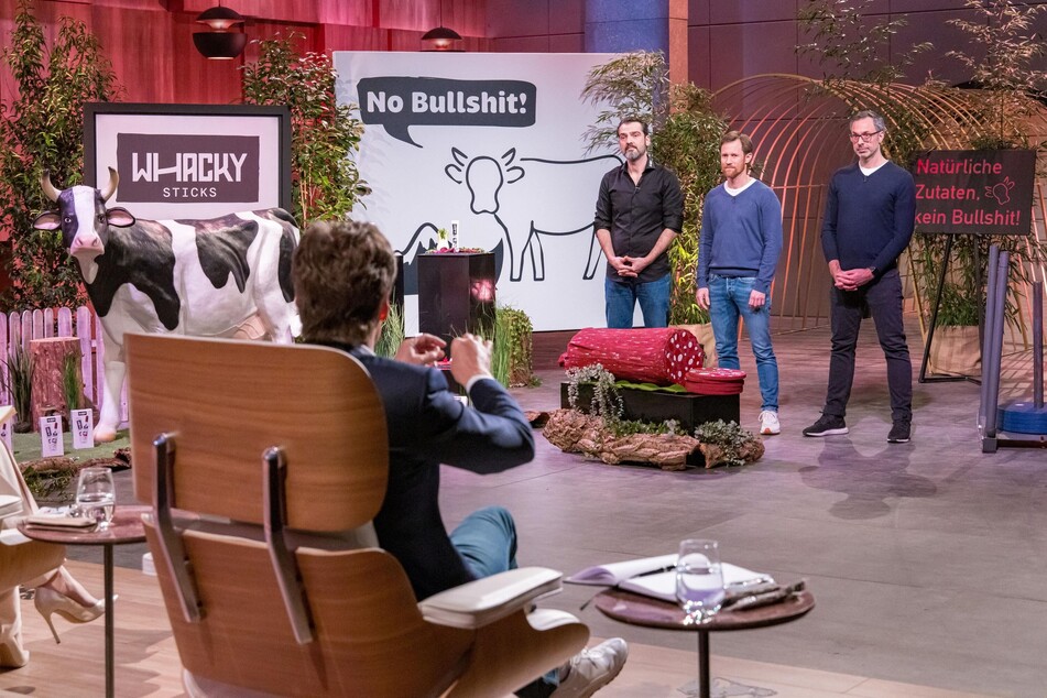 Gregor Schleicher (46, l.), Dr. Peter Stiller (46, M.) und Daniel Stadtmann (44) hoffen bei "Die Höhle der Löwen" auf einen Deal.