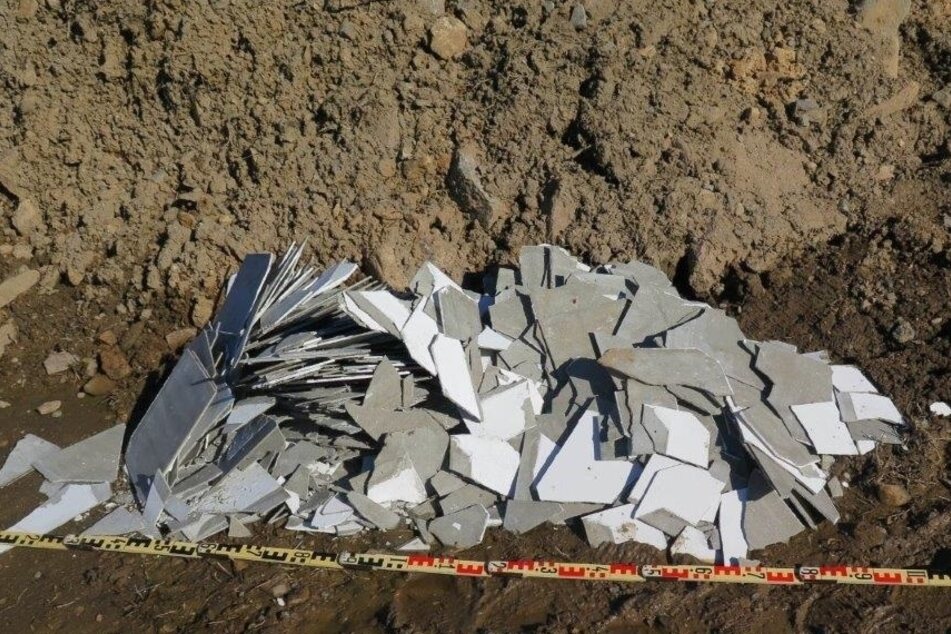 Einfach in eine Baustelle geworfen! In Olbernhau sorgte eine illegale Asbest-Entsorgung am Dienstag für Aufregung. Nun stellte sich der mutmaßliche Täter der Polizei.