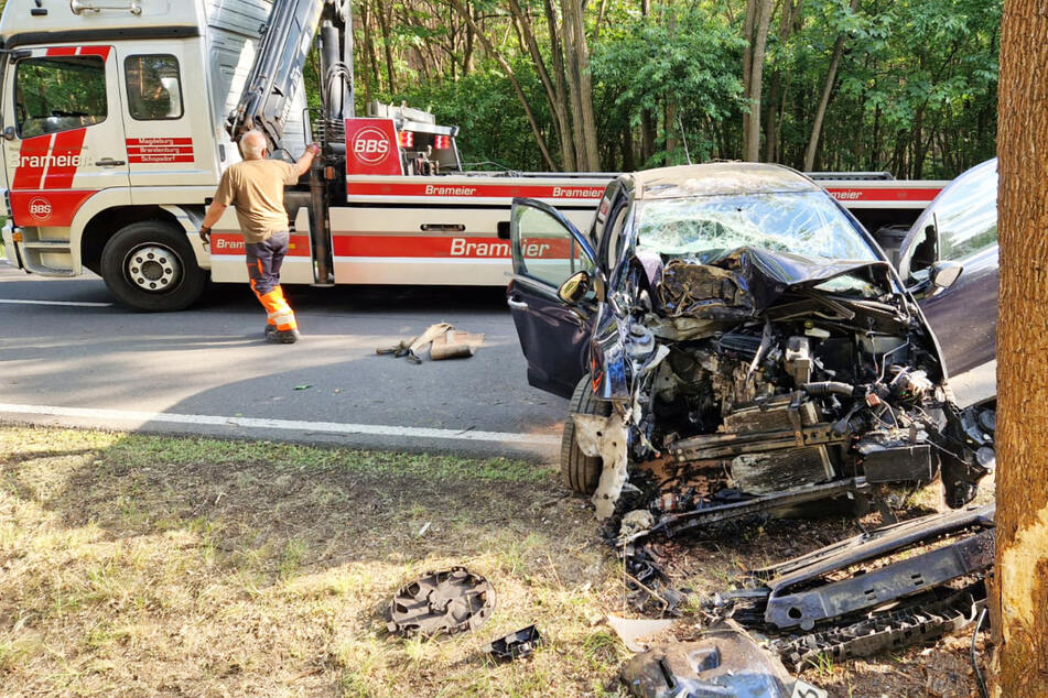 Für den Fahrer kam nach dem Unfall auf der L85 zwischen Hackenhausen und Freienthal (Landkreis Potsdam-Mittelmark) jede Hilfe zu spät.